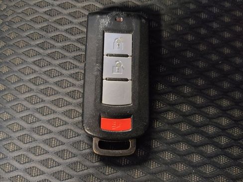 Used 2018 Mitsubishi Outlander SE image 32