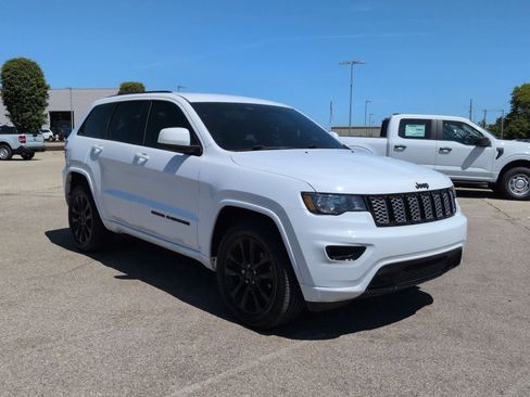 Used 2020 Jeep Grand Cherokee Altitude AWD/4WD image 2
