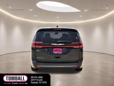 Used 2023 Chrysler Pacifica Touring-L FWD image 6