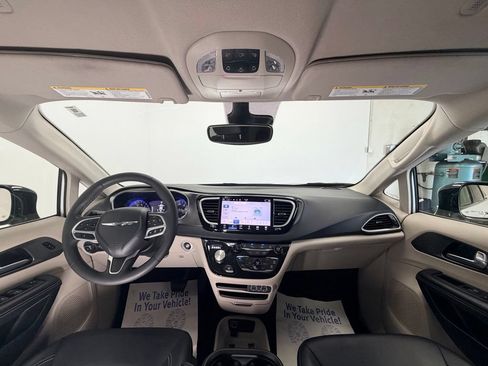 Used 2024 Chrysler Pacifica Touring-L FWD image 12