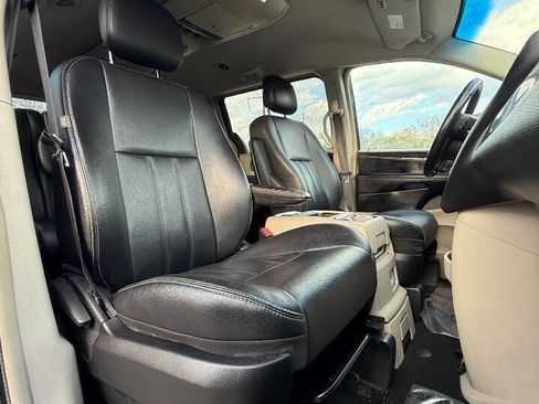 Used 2014 Chrysler Town & Country Touring FWD image 17