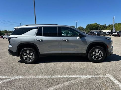 Used 2026 Chevrolet Traverse LT w/ Driver Confidence Package FWD image 4