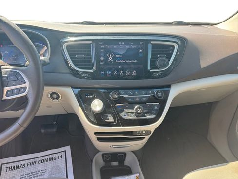 Used 2020 Chrysler Pacifica Touring w/ Advanced Safetytec Group FWD image 13