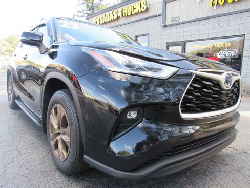 Used 2023 Toyota Highlander Bronze Edition AWD/4WD image 1