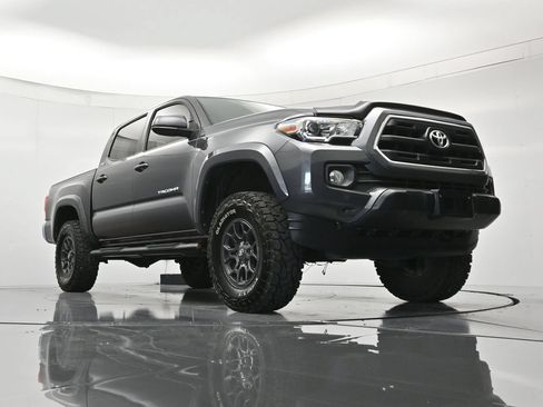 Used 2017 Toyota Tacoma SR5 w/ Tow Package RWD image 37