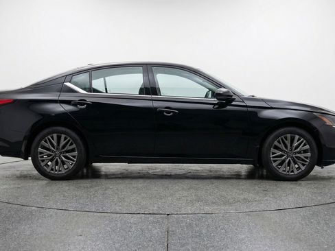 Used 2025 Nissan Altima 2.5 SV FWD image 11