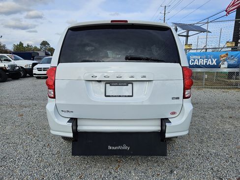 Used 2018 Dodge Grand Caravan SE image 5