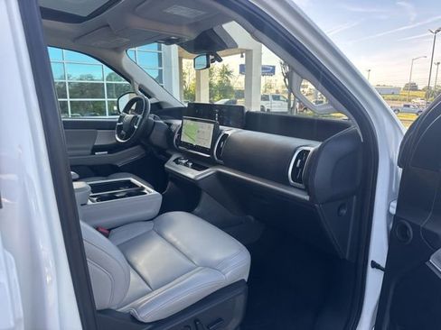 Used 2025 Ford Expedition Active AWD/4WD image 14
