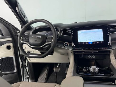 Used 2025 Jeep Wagoneer 4WD image 21