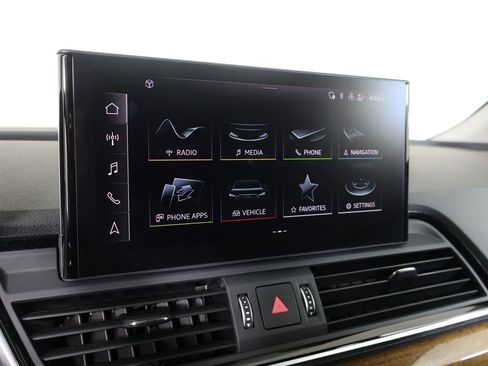 Used 2024 Audi Q5 e Premium w/ Convenience Package image 6