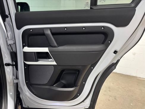 Used 2023 Land Rover Defender 110 SE image 38