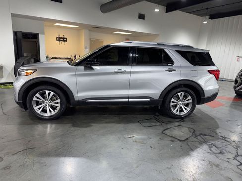 Used 2020 Ford Explorer Platinum w/ Premium Technology Package AWD/4WD image 2