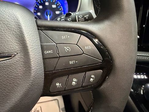 Used 2025 Chrysler Pacifica Limited FWD image 38