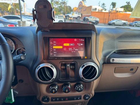 Used 2016 Jeep Wrangler Rubicon w/ Power Convenience Group AWD/4WD image 39