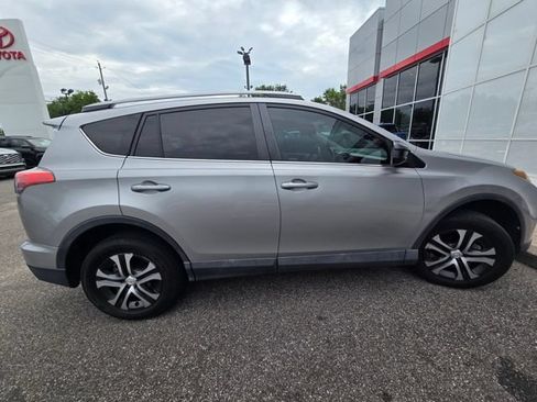 Used 2018 Toyota RAV4 LE FWD image 9
