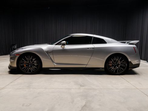 Used 2024 Nissan GT-R Premium w/ Floor Mat Package image 12