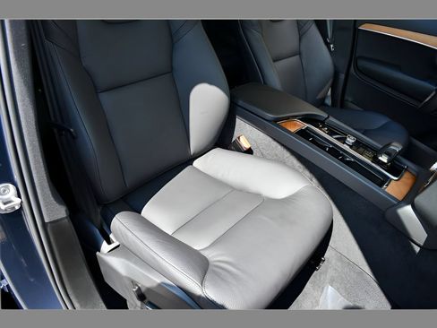 Certified 2024 Volvo XC90 T8 Core w/ Climate Package AWD/4WD image 31