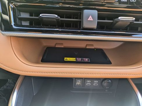 Used 2025 Toyota Highlander Platinum AWD/4WD image 30