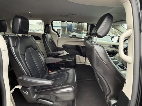Used 2024 Chrysler Pacifica Touring-L image 17