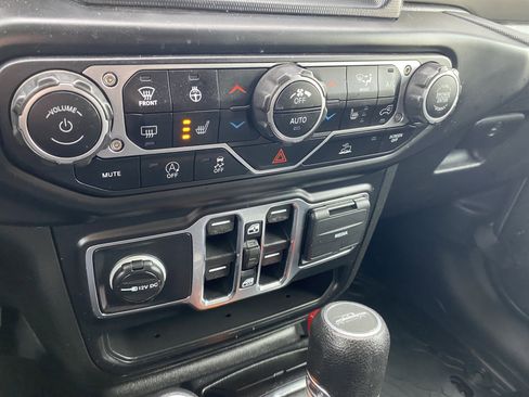 Used 2021 Jeep Gladiator Willys image 29