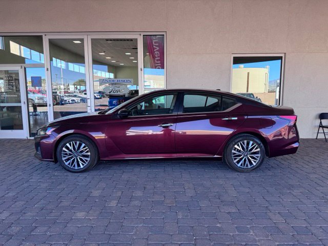 Used 2025 Nissan Altima 2.5 SV FWD image 2