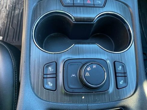 Used 2022 GMC Acadia SLT w/ Elevation Edition image 28