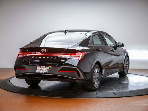 Used 2024 Hyundai Elantra Blue FWD image 5