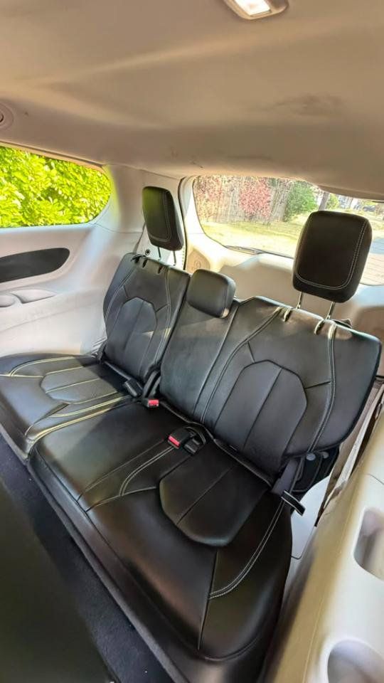 Used 2023 Chrysler Pacifica Touring-L AWD/4WD image 4