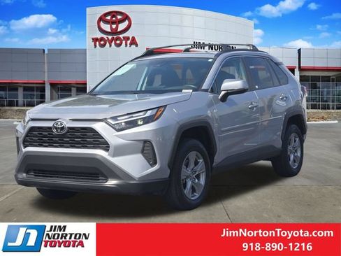 Used 2025 Toyota RAV4 XLE FWD image 4