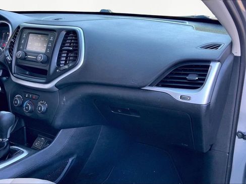 Used 2017 Jeep Cherokee Sport image 17