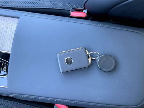 Used 2025 Volvo XC90 B5 Core w/ Protection Package Premier image 13