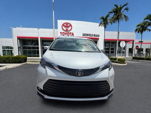 Used 2026 Toyota Sienna XLE FWD image 2