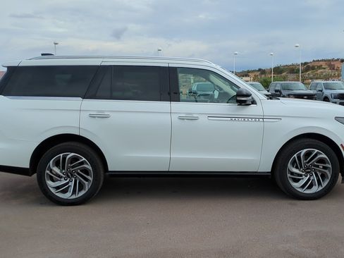 Used 2025 Lincoln Navigator Reserve AWD/4WD image 2