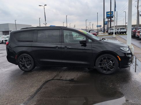 Used 2025 Chrysler Pacifica Limited image 2