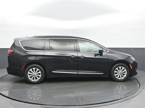 Used 2019 Chrysler Pacifica Touring-L image 6