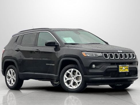 Used 2024 Jeep Compass Latitude image 2