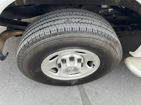 Used 2024 Chevrolet Express 2500 w/ Driver Convenience Package image 14