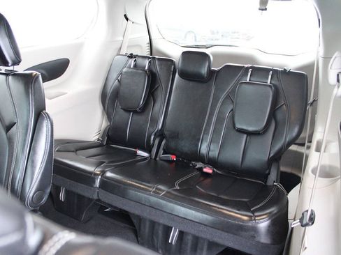 Used 2024 Chrysler Pacifica Touring-L FWD image 10