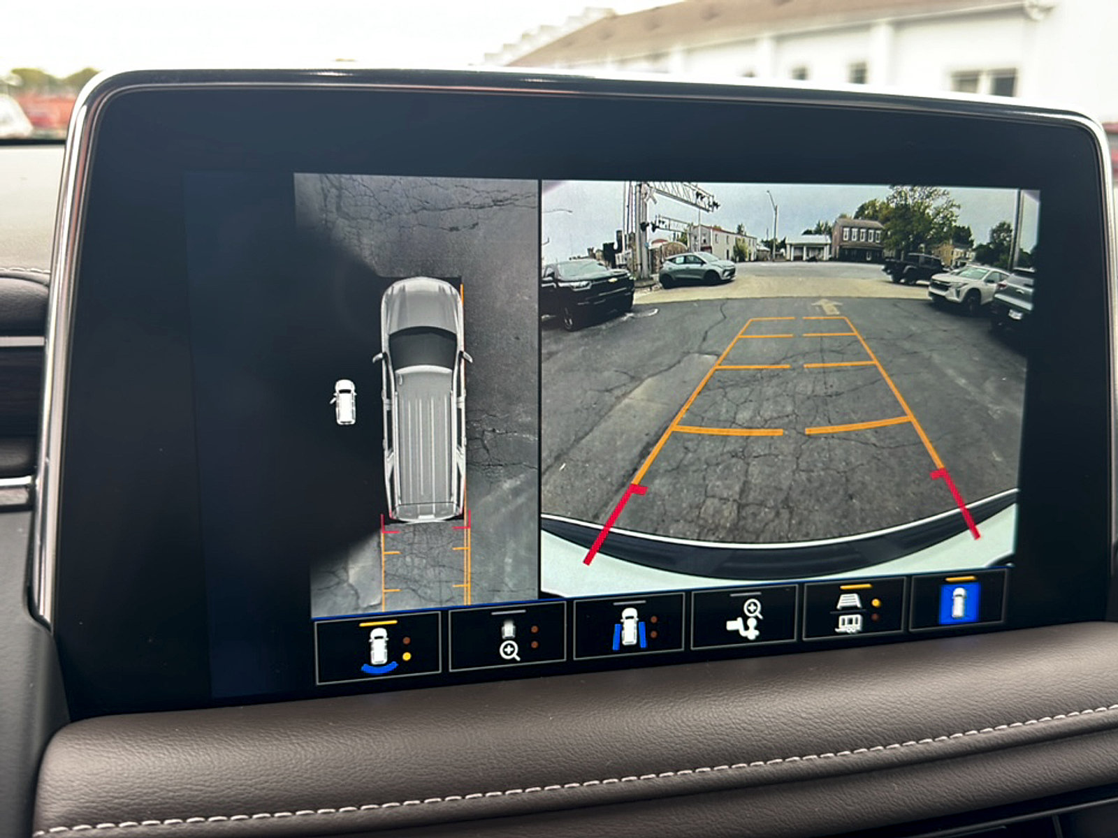 Used 2022 Chevrolet Suburban LT w/ Luxury Package AWD/4WD image 14
