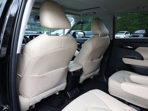 Used 2023 Toyota Highlander XLE image 16