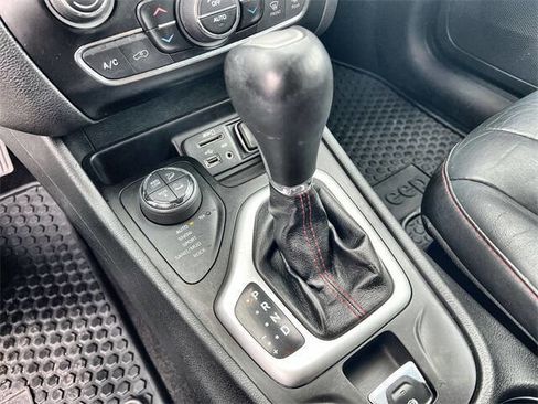 Used 2014 Jeep Cherokee Trailhawk w/ Technology Group image 15