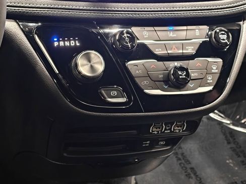 Used 2022 Chrysler Pacifica Touring-L w/ S Appearance Package image 8