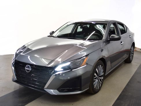 Used 2025 Nissan Altima 2.5 SV FWD image 4
