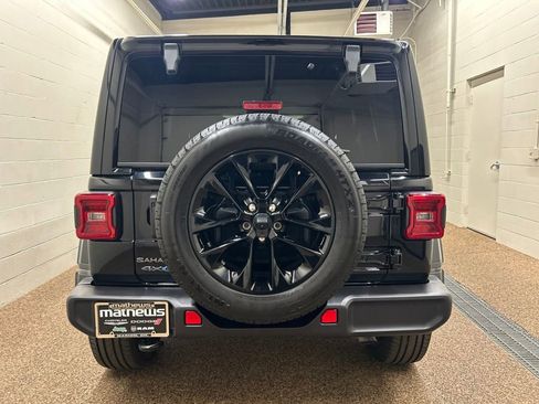 Used 2025 Jeep Wrangler Unlimited Sahara AWD/4WD image 8