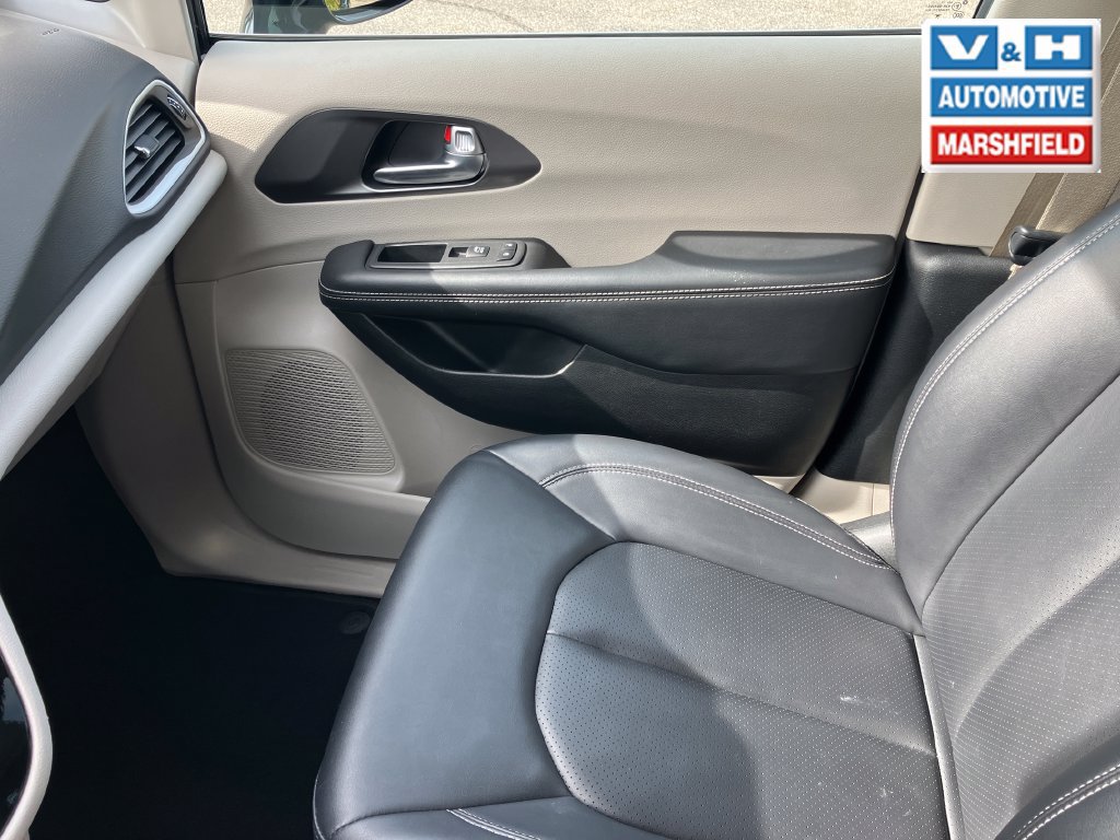 Used 2024 Chrysler Pacifica Touring-L FWD image 16
