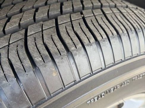 Used 2025 Chrysler Pacifica Select image 26