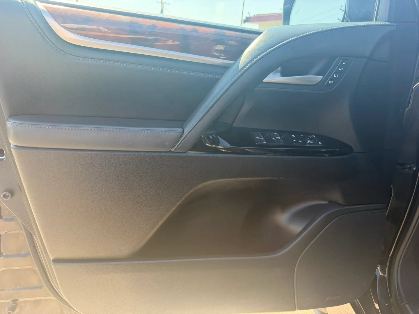 Used 2017 Lexus LX 570 4WD w/ Luxury Package image 10