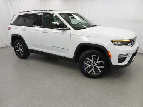 Used 2025 Jeep Grand Cherokee Limited w/ Trailer Tow Package AWD/4WD image 17