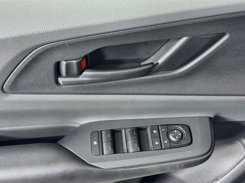 Certified 2025 Toyota Prius LE FWD image 19