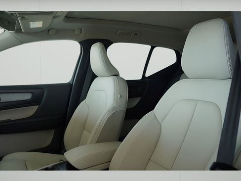 New 2026 Volvo XC40 B5 Plus w/ Protection Package Premier image 19